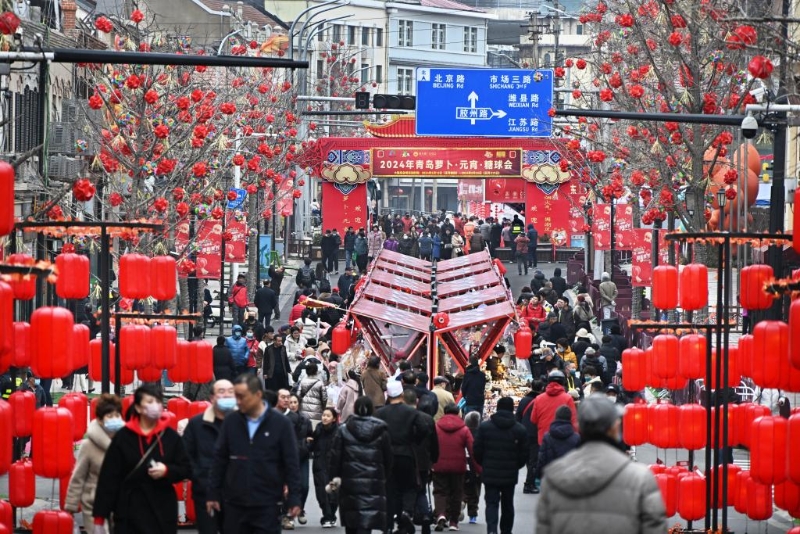 2月18日，游客在2024年青島蘿卜·元宵·糖球會(huì)上消費(fèi)、游玩。新華社記者 李紫恒 攝