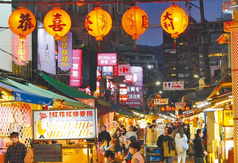 電價4月漲定了，民生及小商家用電漲幅5％起跳，最高則達(dá)10％，家家戶戶都受影響。圖為夜市店家燈火通明。（陳俊吉攝）