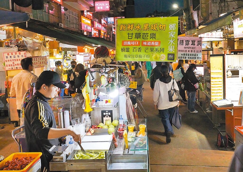 央行宣布升息半碼，房貸負(fù)擔(dān)將加重，再漲電價勢必會帶動物價飛漲。小資族感嘆日子更難過，恐怕連臭豆腐、雞排都快吃不起。（陳俊吉攝）