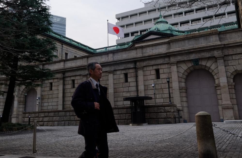 3月19日，一名行人從日本東京的日本銀行總部前走過(guò)。（圖源：新華社）