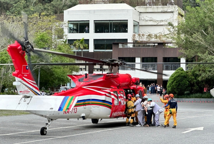 臺灣花蓮大地震消防人員直升機救災