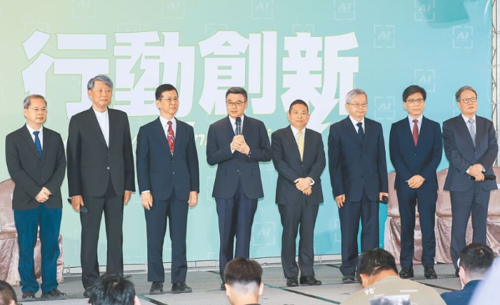 準(zhǔn)行政院長(zhǎng)卓榮泰（左四）、準(zhǔn)行政院秘書長(zhǎng)龔明鑫（左起）16日公布第3波人事，新內(nèi)閣成員由準(zhǔn)經(jīng)濟(jì)部長(zhǎng)郭智輝、準(zhǔn)數(shù)發(fā)部長(zhǎng)黃彥男、準(zhǔn)國(guó)發(fā)會(huì)主委劉鏡清、準(zhǔn)國(guó)科會(huì)主委吳誠(chéng)文、準(zhǔn)金管會(huì)主委彭金隆、準(zhǔn)公共工程會(huì)主委陳金德?lián)?，全體一同合影