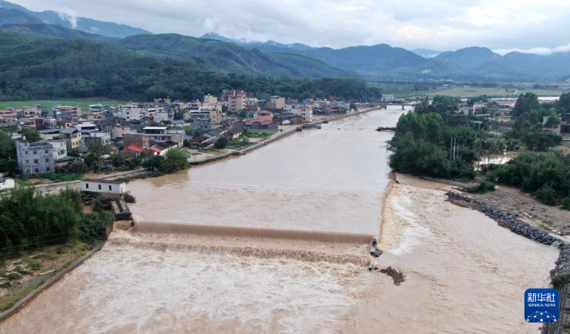 4月21日，流經(jīng)廣東省韶關(guān)市武江區(qū)的北江支流水流湍急(無(wú)人機(jī)照片)。新華社記者 盧漢欣 攝