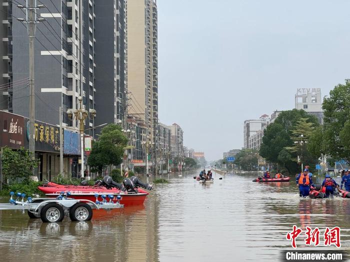 4月22日，清遠(yuǎn)英德浛洸鎮(zhèn)救援現(xiàn)場(chǎng)。王堅(jiān) 攝