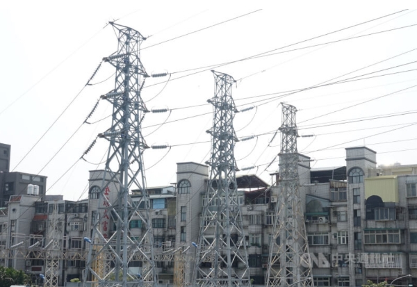 圖為臺(tái)灣新北市蘆洲區(qū)民宅附近的高壓電塔。（圖源：臺(tái)灣“中央社”）