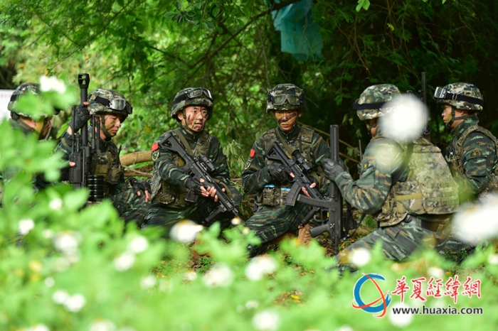 圖五：特戰(zhàn)隊員進(jìn)行戰(zhàn)術(shù)部署。王松青 攝_副本