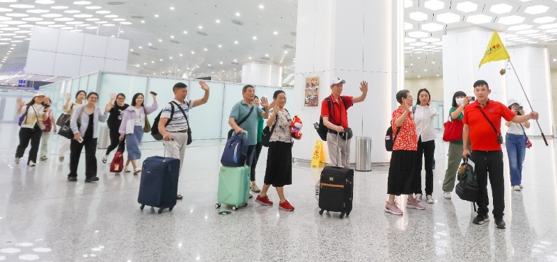 內(nèi)地居民多次往返澳琴“首發(fā)團”抵澳。澳門特區(qū)旅游局供圖