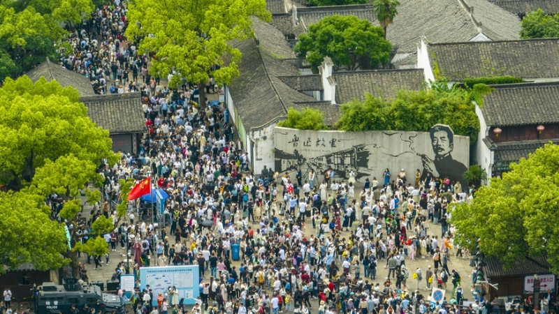 5月3日，游客在浙江省紹興市魯迅故里參觀游玩（無人機(jī)照片）。（圖源：新華社）