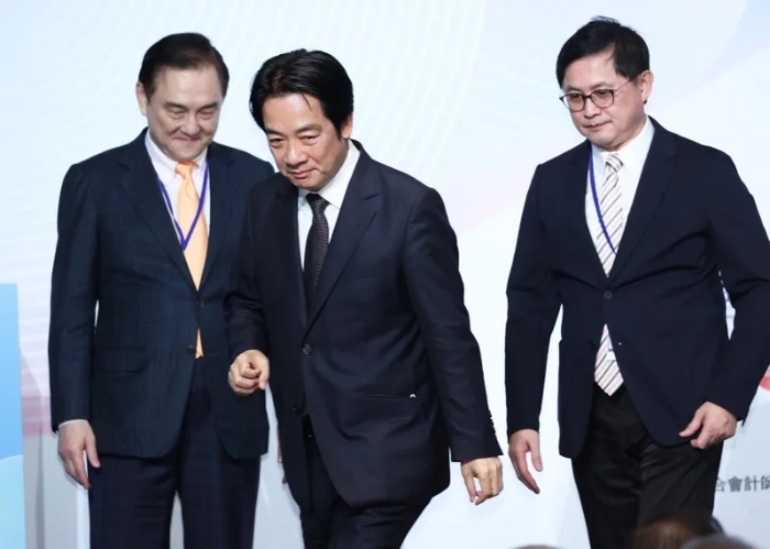 民進(jìn)黨智庫副董事長童子賢（左）拋出核2、3廠延役等“大膽建議”，身為智庫董事長的民進(jìn)黨主席賴清德（中），會不會鄭重參考？.webp
