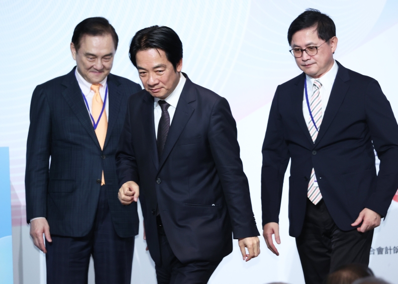 民進(jìn)黨智庫(kù)副董事長(zhǎng)童子賢（左）、臺(tái)灣地區(qū)準(zhǔn)領(lǐng)導(dǎo)人賴(lài)清德（中）。（圖源：臺(tái)灣《聯(lián)合報(bào)》）
