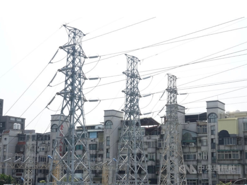 圖為臺(tái)灣新北市區(qū)一處高壓電塔。（圖源：臺(tái)灣“中央社”）