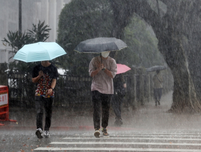 今起水氣增加，明天至周五西南風(fēng)加上梅雨滯留鋒徘徊，全臺有局部短暫雷雨，並伴隨小範圍劇烈天氣。（資料照）