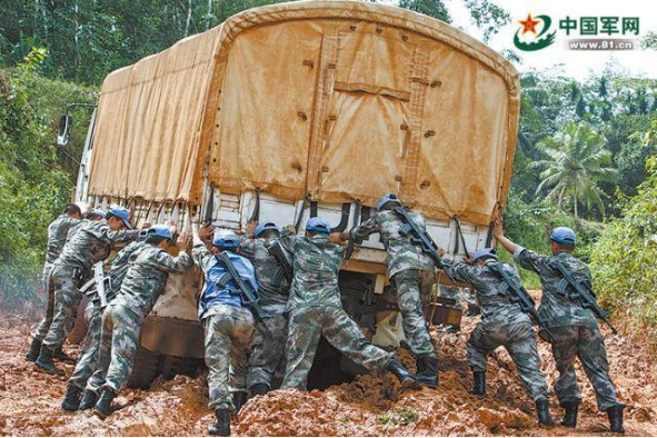 走近中國維和部隊——赴利比里亞維和部隊：在內(nèi)戰(zhàn)廢墟中重建和平傳遞友誼3697