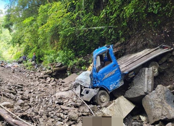 南投產(chǎn)業(yè)道路崩塌 小貨車”墜百米深谷”