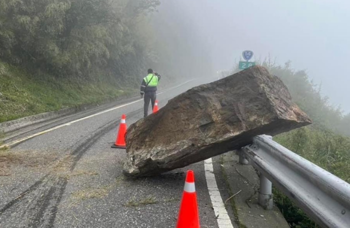 臺(tái)灣地震巨石落石公路交通