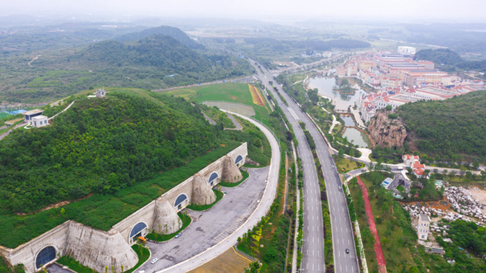 2022年5月24日拍攝的貴安新區(qū)華為云數(shù)據(jù)中心（道路右側(cè)）和騰訊貴安七星數(shù)據(jù)中心（道路左側(cè)）（無人機(jī)照片）。（圖源：新華社）