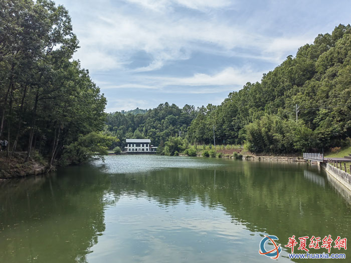 城關(guān)鎮(zhèn)草池灣美景。