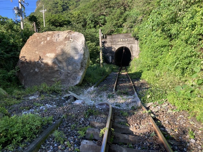 臺鐵花蓮和仁至崇德路段東正線4日清晨巨石崩落