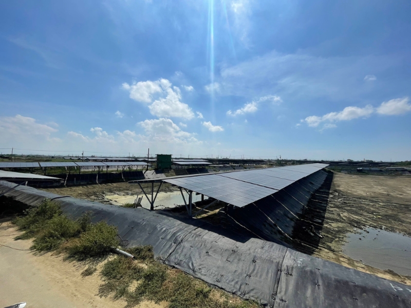 圖為魚塭漁電共生光電板盡量設(shè)于岸堤，減少遮蔽于池面積。（圖源：臺(tái)灣“中時(shí)新聞網(wǎng)”）