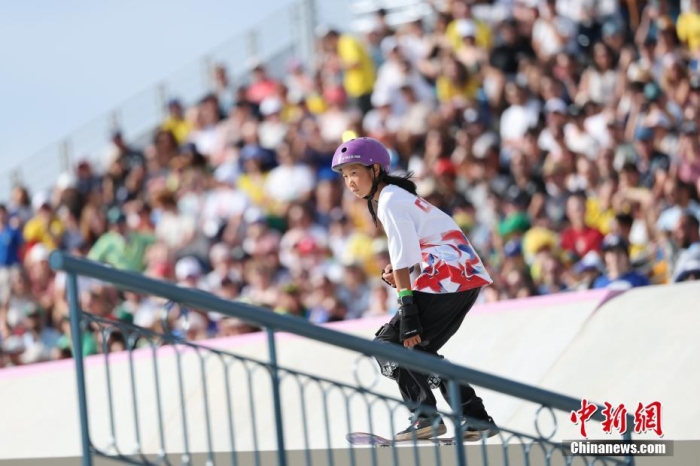 當(dāng)?shù)貢r間7月28日，巴黎奧運(yùn)會滑板女子街式賽決賽在巴黎協(xié)和廣場進(jìn)行，中國14歲小將崔宸曦以241.56分的成績排名第四，創(chuàng)中國滑板奧運(yùn)最好成績。圖為崔宸曦在比賽中。<a target='_blank' href='/'>中新社</a>記者 盛佳鵬 攝