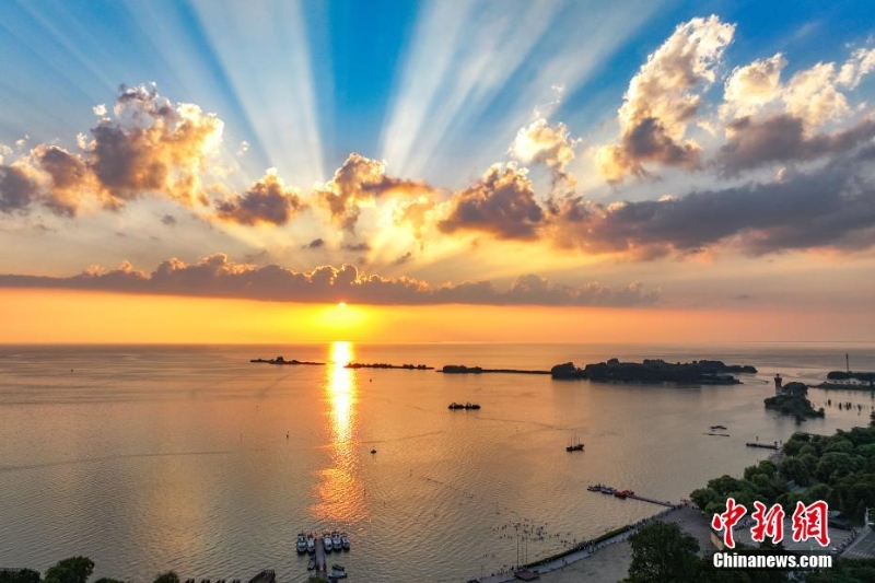 8月4日傍晚，江蘇淮安，航拍洪澤湖夕陽美。洪澤湖清淡平靜的湖水，“孕育”出了豐富的水產(chǎn)資源和富有特色的旅游資源。（無人機(jī)照片）