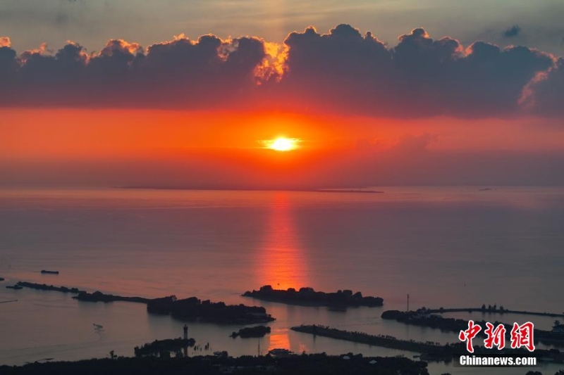 8月4日傍晚，江蘇淮安，航拍洪澤湖夕陽美。洪澤湖清淡平靜的湖水，“孕育”出了豐富的水產(chǎn)資源和富有特色的旅游資源。（無人機(jī)照片）