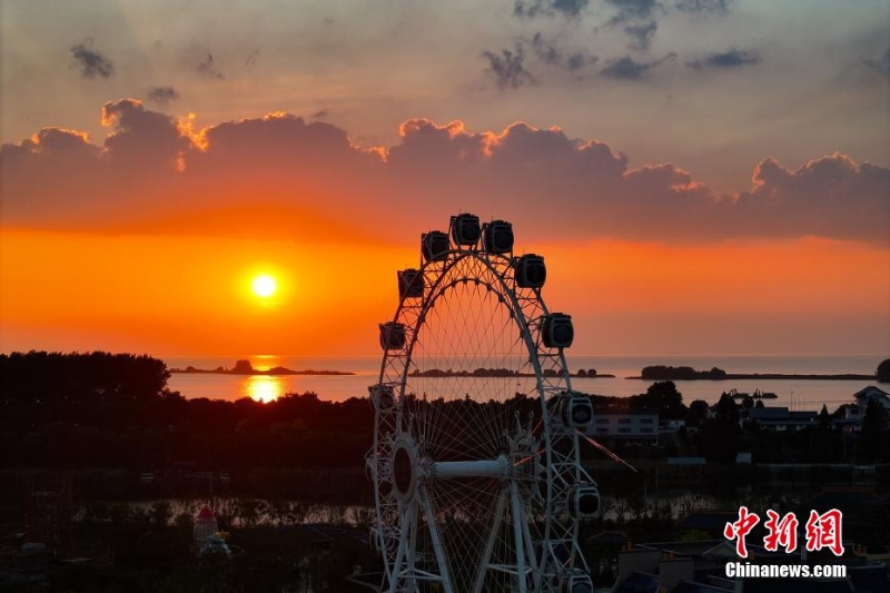 8月4日傍晚，江蘇淮安，航拍洪澤湖夕陽美。洪澤湖清淡平靜的湖水，“孕育”出了豐富的水產(chǎn)資源和富有特色的旅游資源。（無人機(jī)照片）