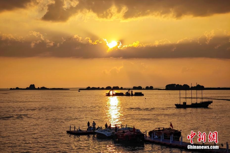 8月4日傍晚，江蘇淮安，洪澤湖夕陽美。洪澤湖清淡平靜的湖水，“孕育”出了豐富的水產(chǎn)資源和富有特色的旅游資源。