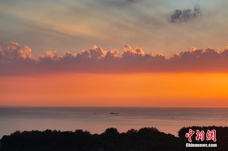 8月4日傍晚，江蘇淮安，航拍洪澤湖夕陽美。洪澤湖清淡平靜的湖水，“孕育”出了豐富的水產(chǎn)資源和富有特色的旅游資源。（無人機(jī)照片）