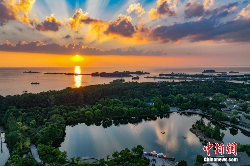 8月4日傍晚，江蘇淮安，航拍洪澤湖夕陽美。洪澤湖清淡平靜的湖水，“孕育”出了豐富的水產(chǎn)資源和富有特色的旅游資源。（無人機(jī)照片）