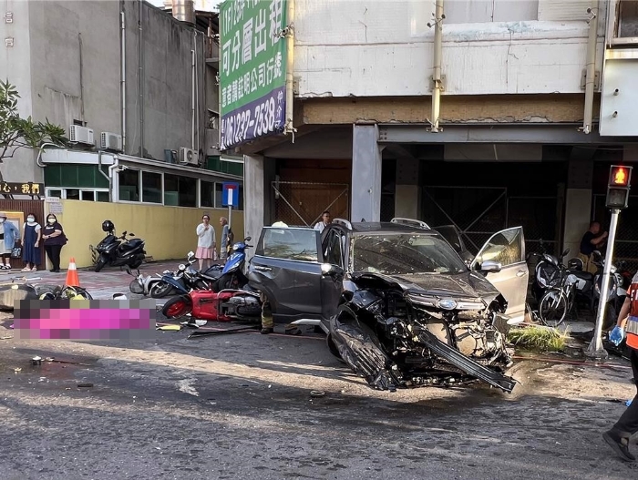 臺灣成功大學(xué)女職員開車突發(fā)癲癇 高速沖撞7車