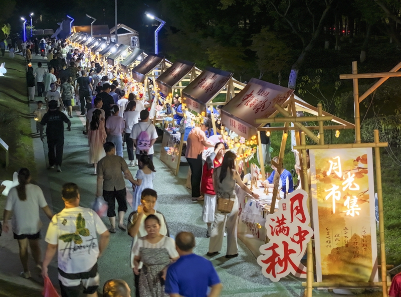 9月15日，游客在江蘇省泰興市龍河灣公園逛“月光市集”（無(wú)人機(jī)照片）。（圖源：新華社）