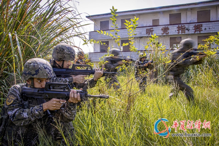 1、武警官兵在戰(zhàn)術(shù)訓練中協(xié)同搜索前進。劉晨 攝_副本