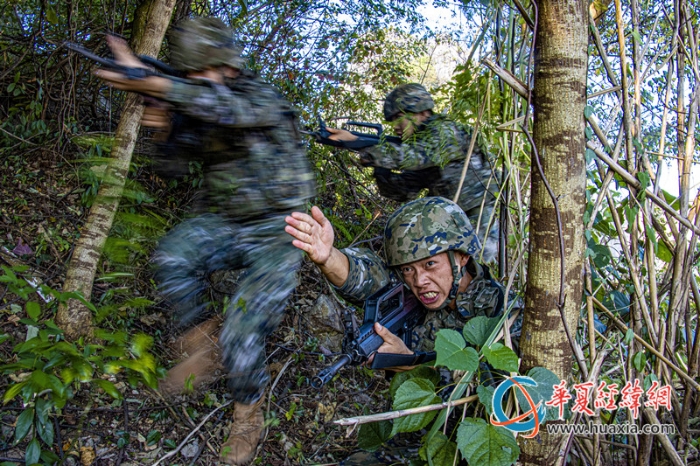 3、武警官兵在戰(zhàn)術(shù)訓練發(fā)起進攻。劉晨 攝_副本