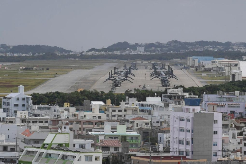 這是2023年11月25日在日本沖繩美軍普天間基地駐留的“魚鷹”運輸機（資料照片）。（圖源：新華社）