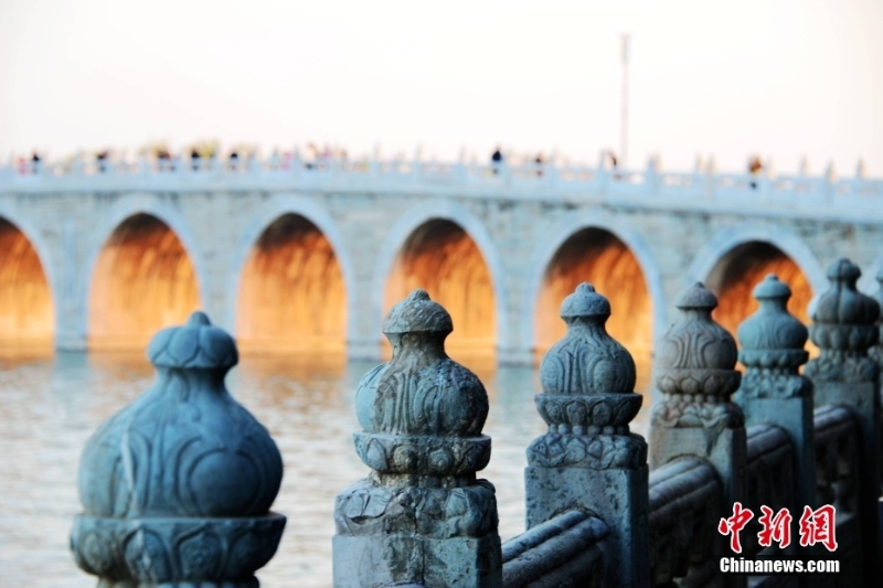 北京：頤和園十七孔橋“金光穿洞”景象開始“閃亮登場”