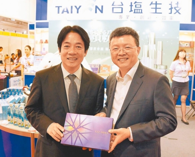 圖為2016年時(shí)任臺(tái)南市長(zhǎng)賴清德（左）與臺(tái)鹽前董事長(zhǎng)陳啟昱（右）。（圖源：臺(tái)灣“中時(shí)新聞網(wǎng)”）