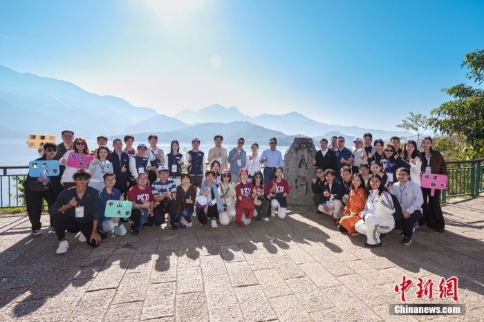 12月1日，大陸高校師生赴臺(tái)訪問團(tuán)一行游覽位于南投縣的日月潭。<a target='_blank' href='/'>中新社</a>發(fā) 馬英九文教基金會(huì) 供圖