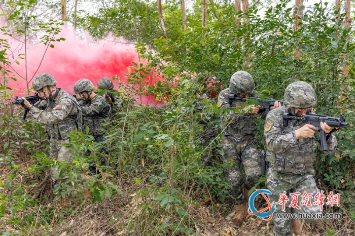 1、2025年4月16日，武警官兵進(jìn)行小組交替掩護(hù)搜索。_副本