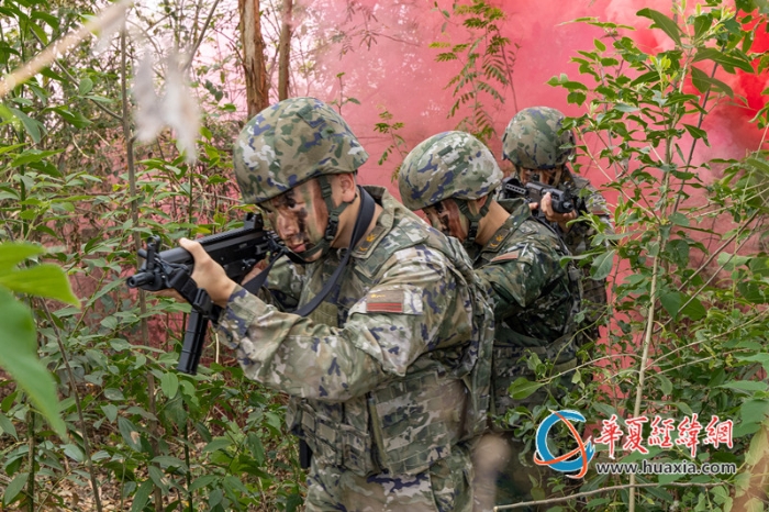 3、2025年4月16日，武警官兵進(jìn)行戰(zhàn)術(shù)協(xié)同搜索_副本