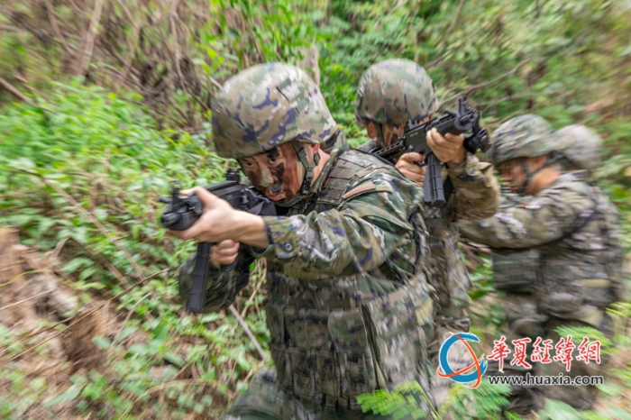 5、2025年4月16日，武警官兵進(jìn)行小組協(xié)同搜索_副本