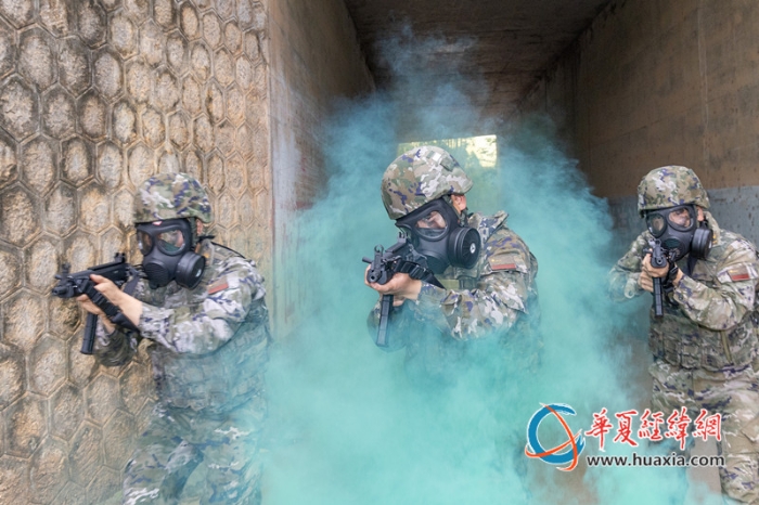 6、2025年4月16日，武警官兵穿越毒區(qū)追擊目標(biāo)_副本