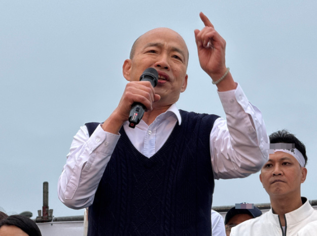 國民黨26日在凱道舉行“戰(zhàn)獨(dú)裁，凱道一起站出來！”活動，立法院長韓國瑜上臺致詞