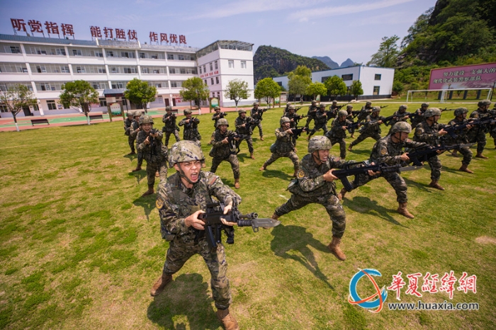 2、官兵進(jìn)行刺殺訓(xùn)練。施晨洲 攝 _副本