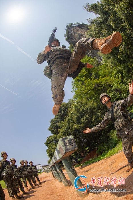 4、官兵開(kāi)展實(shí)裝200米障礙訓(xùn)練，圖為官兵通過(guò)獨(dú)木橋。農(nóng)文尖 攝_副本