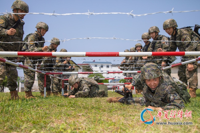 6、圖為武警官兵開(kāi)展戰(zhàn)術(shù)基礎(chǔ)訓(xùn)練。（施晨洲 攝）_副本