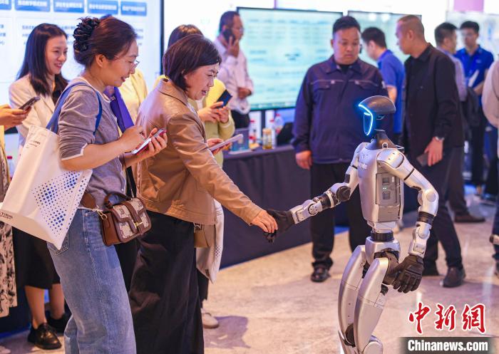 山東榮成：智能機器人亮相職業(yè)院校發(fā)展論壇