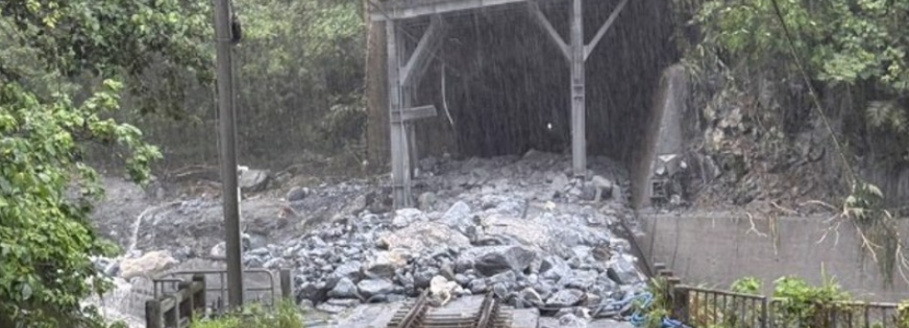 花蓮縣暴雨蘇花公路發(fā)生泥石流淹沒鐵軌 臺鐵“自強號”驚險倒車
