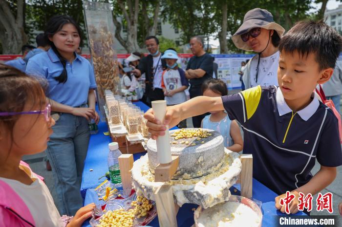 激發(fā)創(chuàng)新思維培育實踐能力南京農(nóng)業(yè)大學“科技大集”亮相