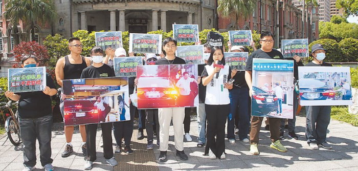 臺(tái)灣民眾黨2日到監(jiān)察院外舉行記者會(huì)，要求除了李俊俋外，其他涉嫌公器私用的監(jiān)委也應(yīng)追究責(zé)任